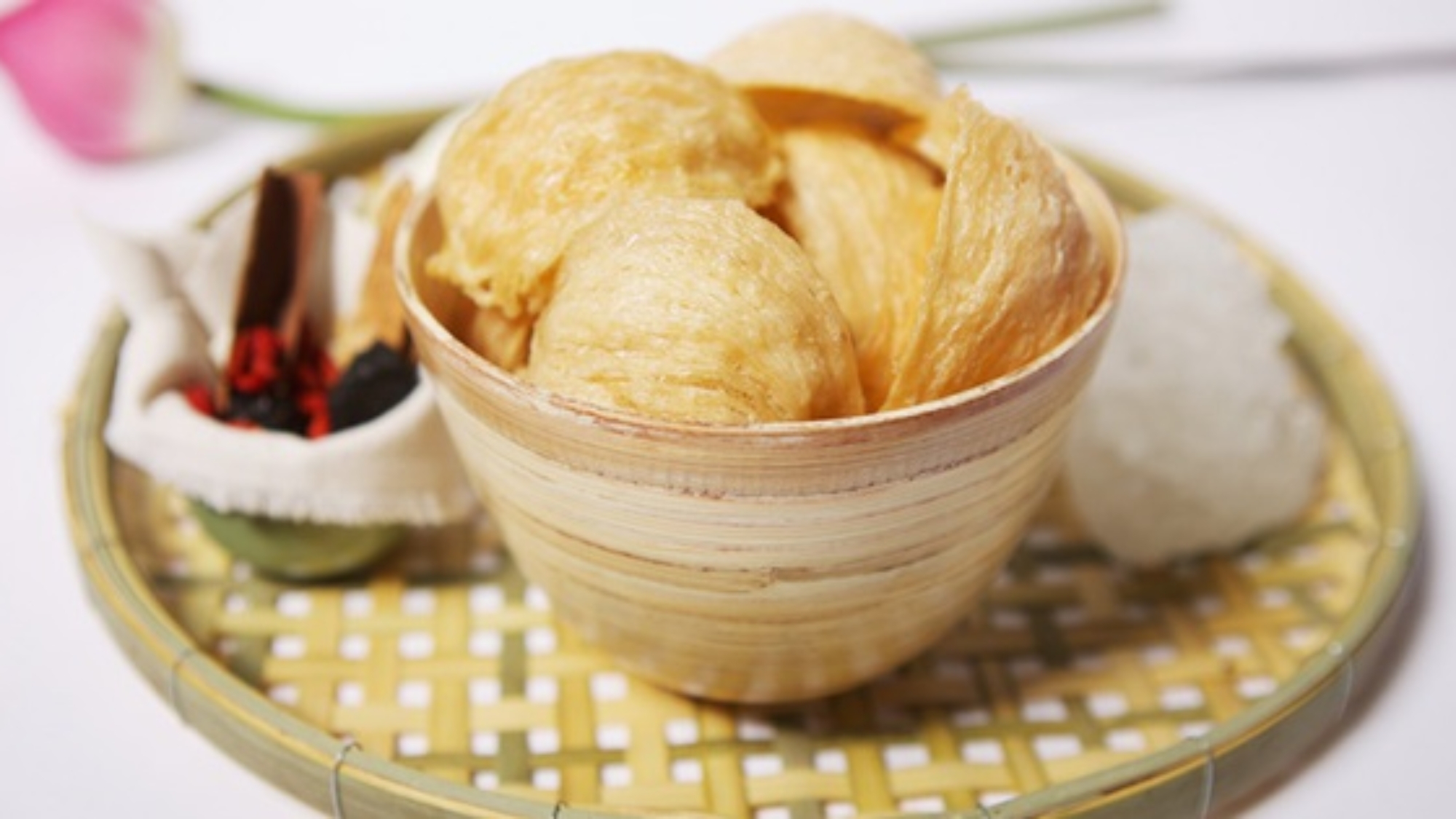 Nguyen-nhan-va-cach-xu-ly-yen-sao-chuyen-mau-vang-yensaovinhphuoc.vn