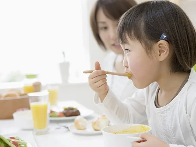 be-may-thang-tuoi-co-the-an-duoc-yen-sao-tac-hai-khi-tre-an-yen-qua-som-yensaovinhphuoc.vn