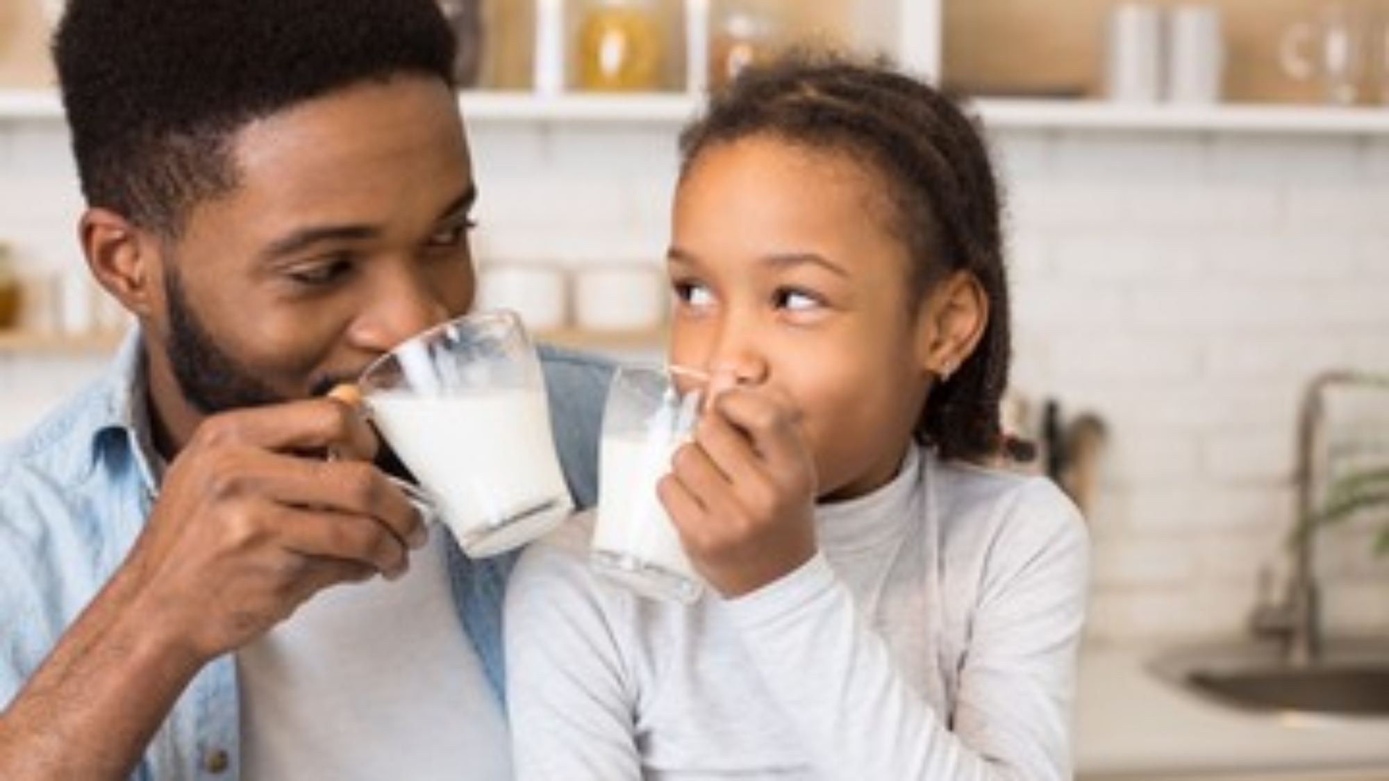 co-nen-cho-tre-uong-sua-truoc-khi-di-ngu-khong-yensaovinhphuoc (1)