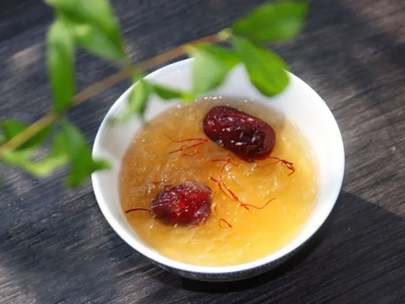 cach-che-bien-yen-sao-chung-saffron-nhuy-hoa-nghe-tay-don-gian-tai-nha-yensaovinhphuoc (1)