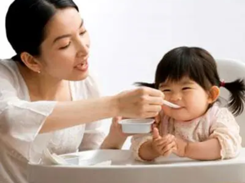 be-1-tuoi-co-an-yen-sao-duoc-khong-luu- y-khi-dung-yensaovinhphuocvn (2)